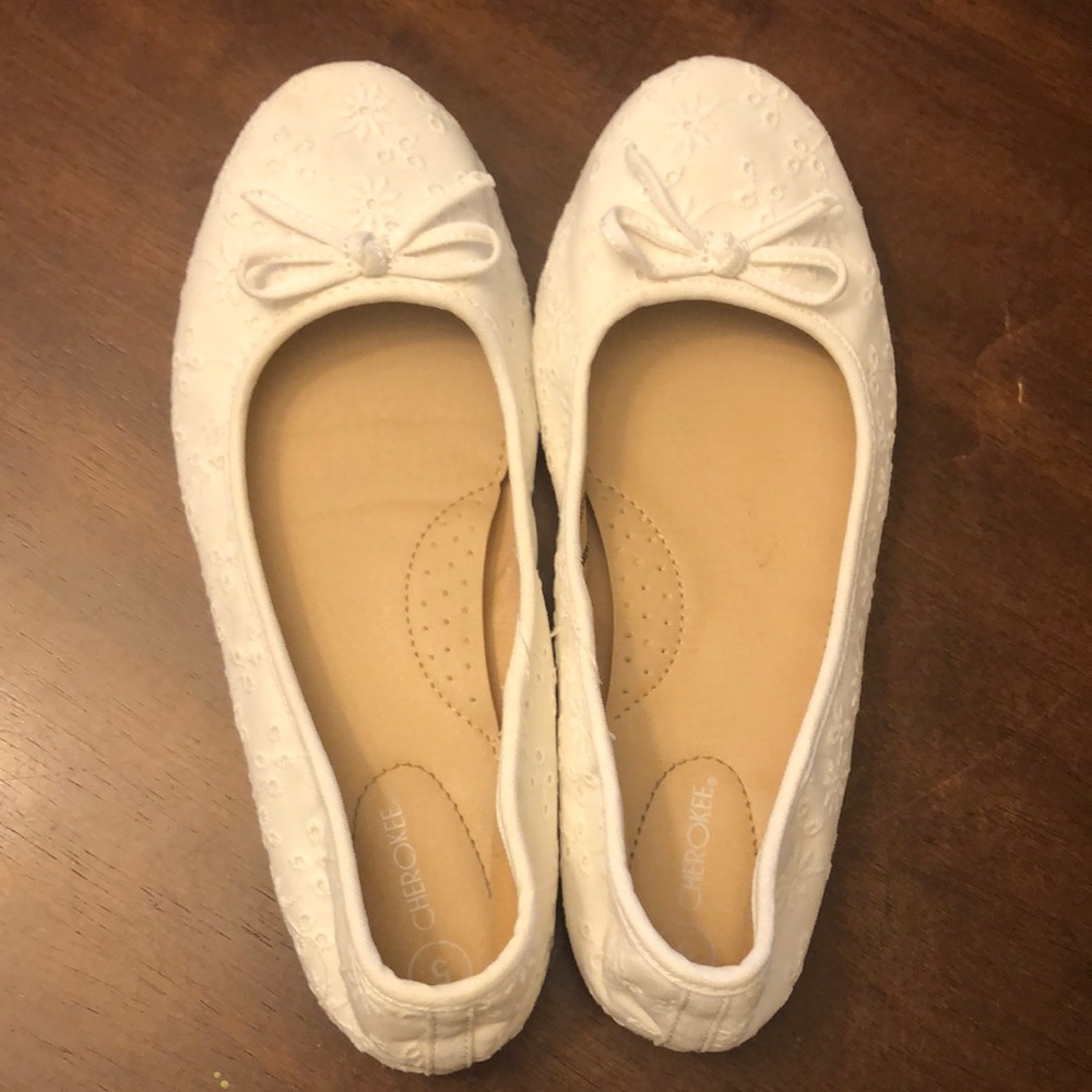 Girls slip on Dressy Shoes size 5 white bows embroidered flowers kids cloth